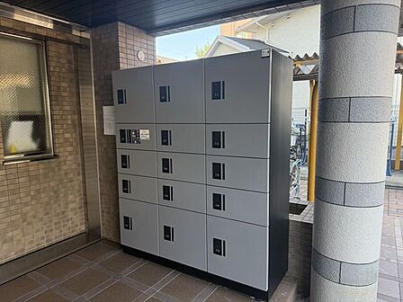 エントランスには宅配ボックス付き！不在時でも荷物の受け取りができるのが良いですね！