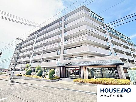 青空に映える明るい外観で、管理の行き届いた清潔感のある佇まい。毎日の帰宅が少し嬉しくなる、落ち着きのある住環境です。※写真はCG加工により家具などを削除しています。