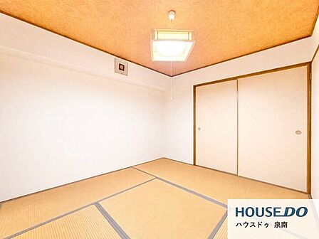 日本的な和室でゆっくり過ごせる空間です。充分な広さの収納を備えた快適空間です。