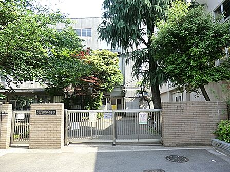 通学路は穏やかな住宅街の中の道なので、お子さんの通学も安心。
