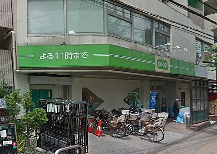 野菜の種類も多く、魚や肉も充実しています。総菜コーナーも陳列が工夫されており買い物しやすいです。