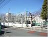 周辺：通学路は穏やかな住宅街の中の道なので、お子さんの通学も安心。