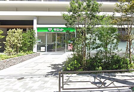野菜の種類も多く、魚や肉も充実しています。総菜コーナーも陳列が工夫されており買い物しやすいです。