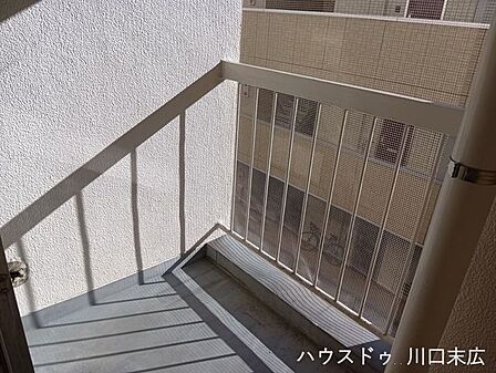 室内からスムーズに出入りできるバルコニー。手軽に外気を取り込むことができ、日々の換気スペースとしても役立ちます。