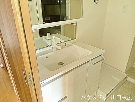三面鏡裏収納を備えた洗面化粧台です。身支度に必要なアイテムをすっきりと見せない収納ができ、清潔感あふれる洗面空間を維持します。