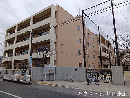 川口市立青木中央小学校 閑静な住宅街に位置しており、地域の目も行き届きやすいため治安が良く安心です。落ち着いた環境で、お子様が勉強や部活動にのびのびと打ち込める子育て世帯に嬉しい立地です。 2380m