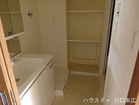 室内洗濯機防水パンを備えたサニタリー空間です。可動棚を設けており、リネン類や洗剤のストックなど機能的な水回り動線を実現しています。