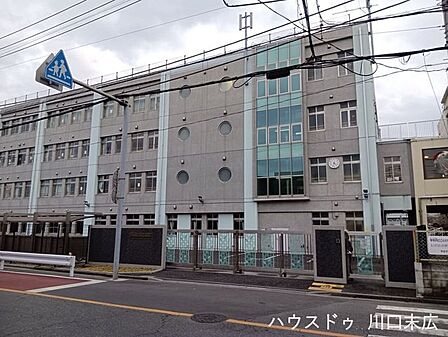 川口市立幸並中学校閑静な住宅街に位置しており、地域の目も行き届きやすいため治安が良く安心です。落ち着いた環境で、お子様が勉強や部活動にのびのびと打ち込める子育て世帯に嬉しい立地です。 1010m