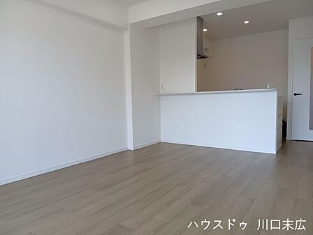 対面式キッチンを備え、お料理中もご家族との会話が弾む和やかな空間です。インテリアの自由度が高く、理想のライフスタイルを叶える設計です。