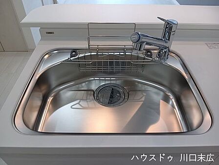 浄水器一体型水栓を備えたシンク。洗い物や食材の下ごしらえもスムーズに行える使い勝手の良い形状で、毎日清潔な水周りを保つことができます。