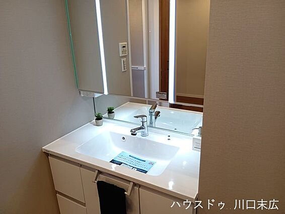 大きな鏡とスタ...