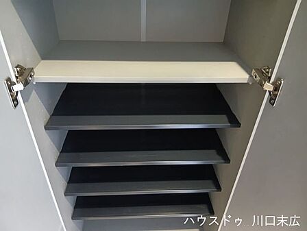 高さを自由に調整できる可動棚を採用したシューズボックス。多様なサイズの靴をすっきりと整理し、エントランス空間を美しく保ちます。