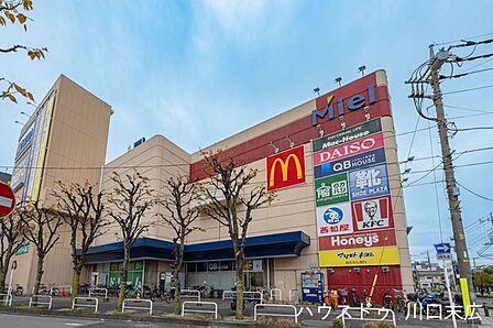 ミエルかわぐち10:00~21:00営業。24時間利用できる駐車場もあり、日用品から家電・ファッションまで専門店が充実。毎日の買い物や用事が一か所で済む便利なショッピングセンターです。 280m