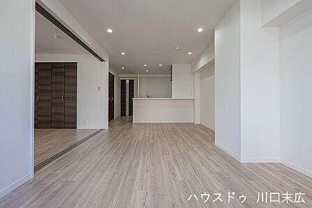 15.5帖のLDKは対面キッチンから室内を見渡せる開放的な設計。ダウンライトがスッキリとした天井美を演出し、家族との会話が自然と弾む、住まいの中心に相応しい空間です。