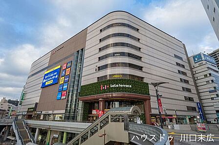 ららテラス川口10:00~21:00の営業。駅直結の好立地にスーパーや飲食店が揃い、仕事帰りの買い物にも最適です。多彩な専門店が集まり、日々の暮らしを快適にサポートします。 680m