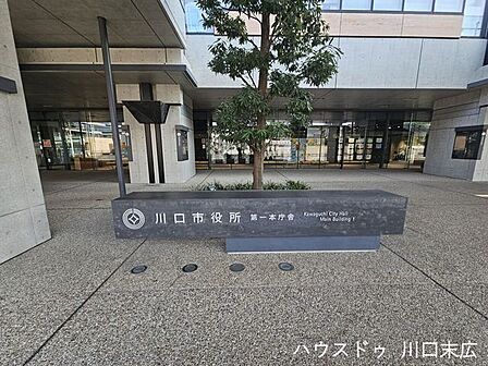 川口市役所 第一本庁舎開庁時間は(9:00~16:30)です。各種手続きなど生活を支える行政サービスが身近にあり、毎日の暮らしに大きな安心感をもたらします。いざという時もすぐ対応でき便利です…
