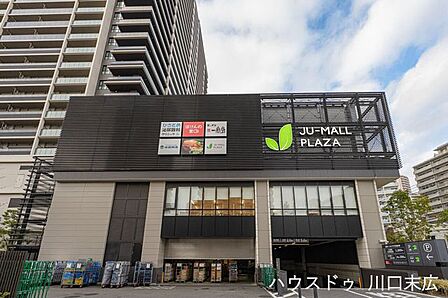 樹モールプラザ多彩な店舗が軒を連ね、日常の買い物から休日の食事まで幅広く楽しめます。活気ある雰囲気が魅力で、日々の暮らしに彩りを与えてくれます（営業時間は店舗により異なる）。 1350m