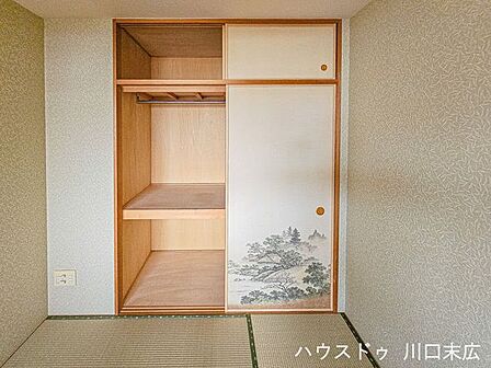 和室に設けられた充実した押入収納です。中段や天袋を備え、季節の寝具や衣類、普段使わない日用品などを整理して収納できる実用性の高いスペースです。