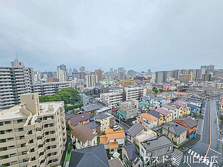 周辺の街並みを見渡すことができる眺望です。日々の生活の中でリフレッシュできる心地よい景色を楽しむことができ、暮らしに潤いをもたらす環境です。