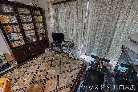 大きな窓を備え、外への動線が確保された居住空間です。開放感のある設計で、思い思いのレイアウトを楽しみながらゆったりとくつろげるプライベート空間を実現します。