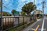 周辺：朝日三丁目公園住宅街にある身近な公園で、遊具やベンチが整い、子どもの外遊びや大人の散歩に最適。日常使いしやすい、地域に親しまれる憩いのスポットです。 320m