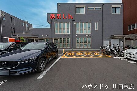 青木信用金庫 朝日支店9時～15時の窓口営業、ATMは平日8時～21時・土日祝は8時～17時。駐車場・貸金庫・AED・ユニバーサルトイレなど設備も充実し、地域に根差した信頼できる金融拠点です…