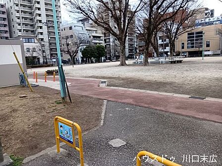 並木町東児童遊園公民館に隣接し、地域の祭りやイベントも行われる広々とした敷地が魅力です。遊具もあり、親子で安心してのびのびと遊べる、地域に愛される憩いの場です。(24時間利用可能) 250m