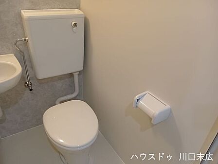 凹凸を抑えたプレーンなフォルムの便器を採用したトイレ。日々の拭き掃除などのメンテナンスが容易で、清潔な状態を保ちやすい機能的な設備です。