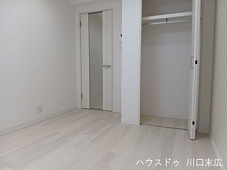 落ち着いた色合いの建具がアクセントになる洗練された洋室。ベッドやソファなど好みの家具を配置して、くつろぎの時間を過ごすメインルームとして活躍します。