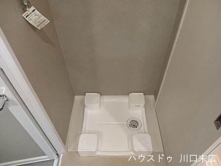 防水パンを備え付けた実用的な洗濯機置場。水回りの家事をスムーズに行うためのサニタリースペースとして、生活動線をしっかりと支えます。