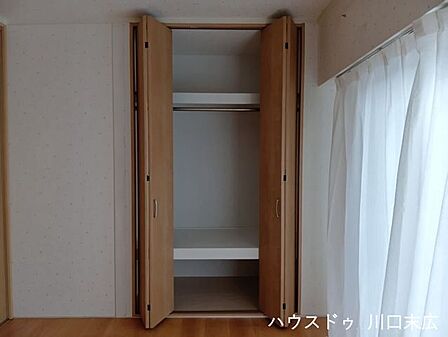 開口部が広く、出し入れしやすい折れ戸タイプのクローゼットです。内部が見渡しやすく、毎日のコーディネート選びもスムーズに行えます。