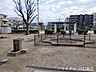 周辺：西青木4丁目公園住宅街にあり、滑り台などの遊具が揃う小さなお子様の遊び場として最適なスポットです。ベンチも完備され、散歩の休憩や親子のふれあいの場として地域に親しまれています。（24時間利用可能）…