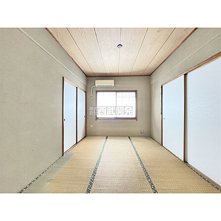 明るい窓が魅力の和室はくつろぎを与えてくれます