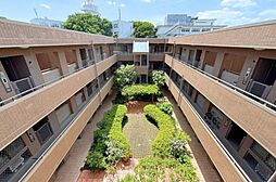 マンション廊下から見下ろす敷地内中庭。まるでリゾートホテルのような、非日常を感じさせる景観です。