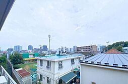 3階最上階。周囲に高い建物がない立地だからこそ、空の広がりと光を感じられます。