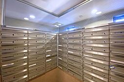 ダイヤルロック式のポストで、プライバシーに配慮されています。郵便物も安心して受け取れますね。