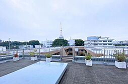 20時まで利用できる屋上テラス。空や街の景色を眺めることができます。