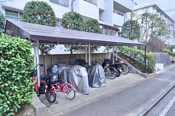 駐輪場は屋根付...