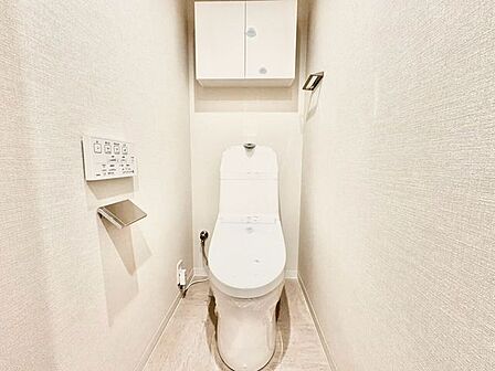 吊り戸収納付きで、すっきり片付くトイレ