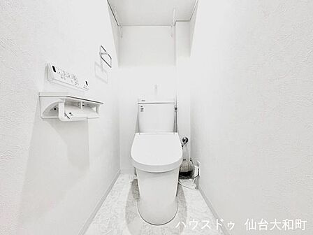 温水シャワー付きトイレで快適に過ごせます+*