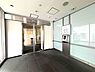 その他：不審者や勧誘員などが建物内に立ち入るのを防いでくれるオートロック付き