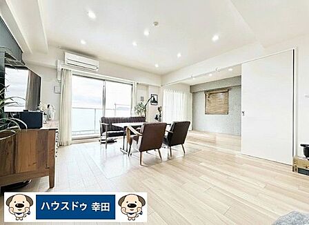 明るく気持ちの良いLDKは、洋室とフルオープンで接続可能。全体で23.6帖になります。ぜひご見学ください。一部日用品を削除表示しております。