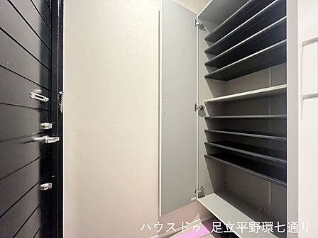 玄関には収納力のあるシューズボックスを設置。靴をすっきり整理でき、玄関まわりを美しく保てます。