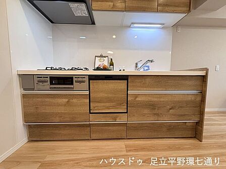 家事が捗る食洗機付きの対面式キッチンを採用しており、家族との会話も楽しめます。