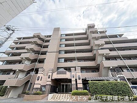 道路側から建物全体を確認できる開放的な外観。存在感のあるフォルムが目を引きます。