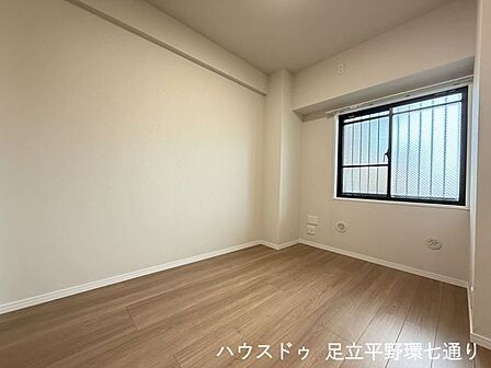 窓から自然光が差し込む洋室。シンプルな内装で、寝室や仕事部屋など幅広く使えます。