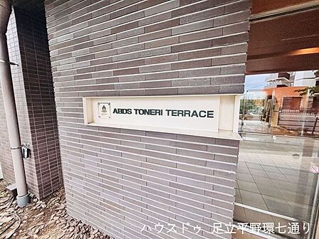館銘板が設けられた共用部は、住まいの品格を感じさせる落ち着いた佇まいです。
