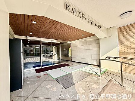 自動ドア付きで出入りがスムーズ。セキュリティ面にも配慮された安心の共用部です。