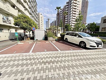 駐車スペースはゆとりある配置で車の出し入れもスムーズ。敷地内で安心して利用しやすい環境です。