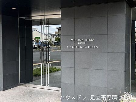 スタイリッシュな館銘板が目を引く外観。上質な暮らしを感じさせる佇まいです。